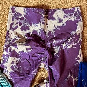 Shein Tie dye butt scrunch leggings.Size small.$7 a piece or $40 for all!